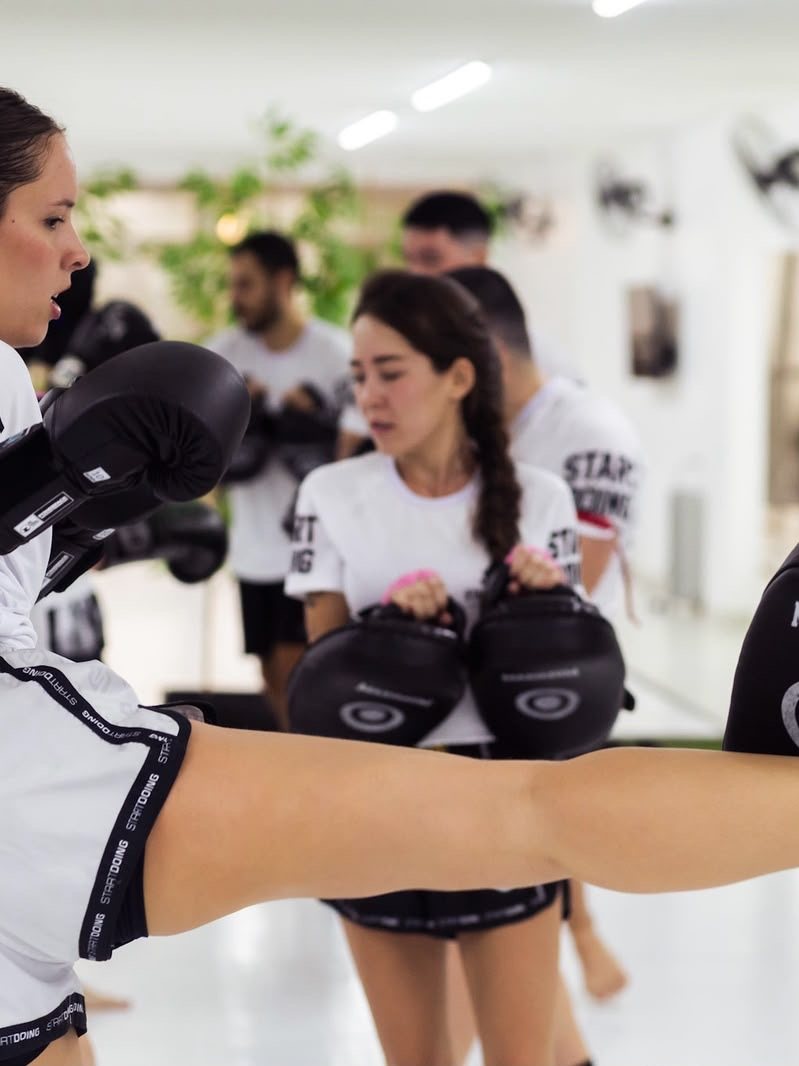 Chute no treino de Muay Thai